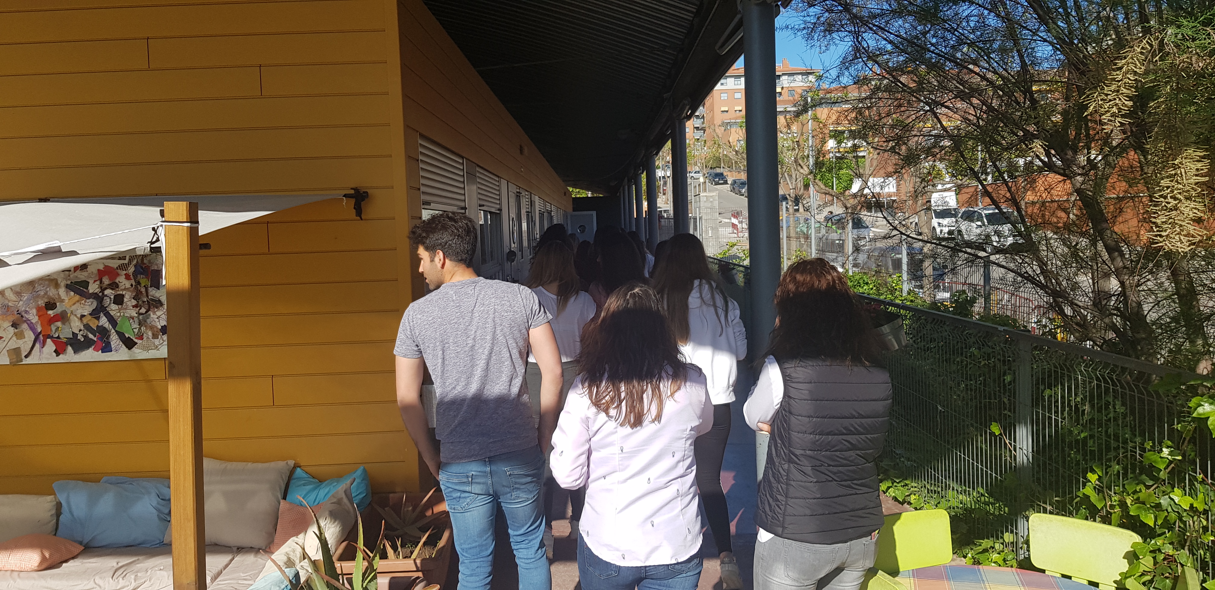 Estudiants visiten escola bressol