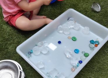 Infant jugant amb gel