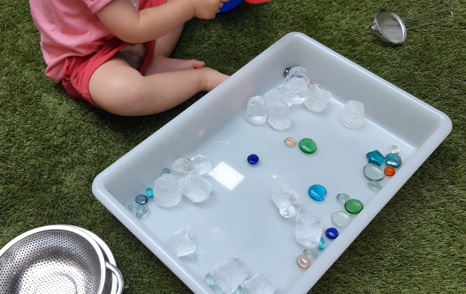 Infant jugant amb gel