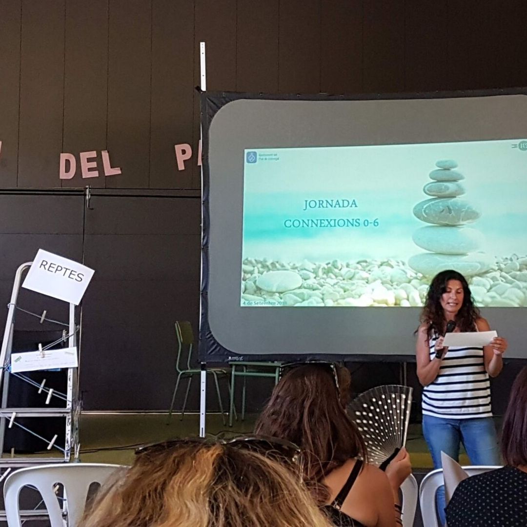 Directora de la Blaveta exposant el repte del seu grup a la posada en comú