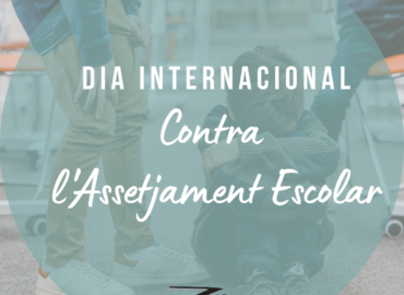 infant assegut cobrint-se el cap i dos infants assenyalant-lo amb postura corporal violenta