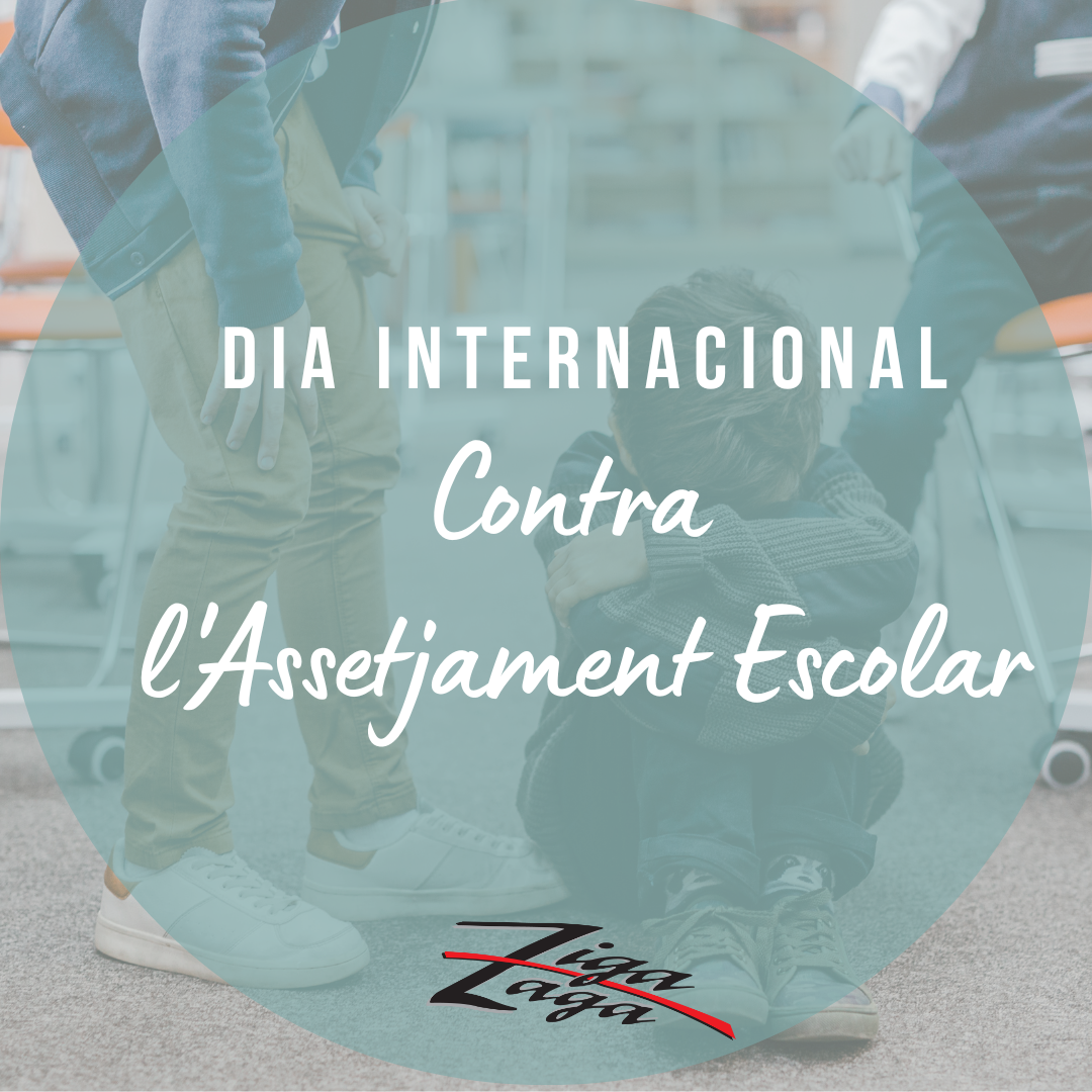 infant assegut cobrint-se el cap i dos infants assenyalant-lo amb postura corporal violenta