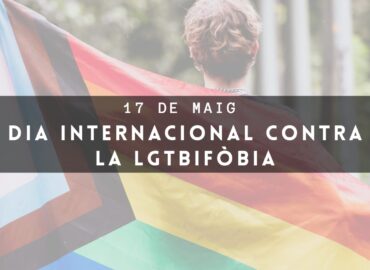 Persona d'esquena amb bandera LGTBIQ+ i rètol amb el títol