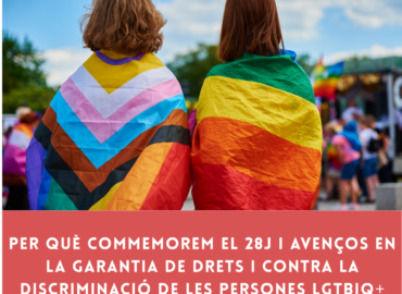 Dues persones d'esquena en un acte públic al carrer. Cel blau amb alguns núvols blancs. La persona de l'esquerra porta a l'esquena la bandera lgtbiq+ inclusiva (amb cercle intersex, bandera trans i franges negra i marró). La de la dreta porta a l'esquena la bandera de l'arc de sant martí.
