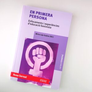 Llibre sobre fons blanc. Portada amb fons malva, PRIEMRA PERSONA (majúscula color lila més fort), Subtítol en lletra negra minúscula com el nom de l'editora que es troba sobre un quadre amb un to de lila més fort que el fons. Sobre aquest quadre, imatge del símbol de la lluita feminista (símbol de venus amb el puny alçat) A sota una franja vermella amb el text Rosa Sensat Associació de Mestres.