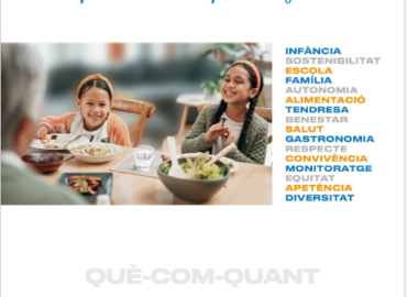 Títol color blau lletra majúscula; subtítol lletra lligada; a sota foto de dues nenes somrient assegudes a taula amb un adult davant que es veu d'esquena parcialment. Al costat de la foto les paraules infància, sostenibilitat, escolar, família, autonomia, alimentació, tendresa, benestar, salut, Gastronomia, respecte, convivència, monitoratge, equitat, apetència, diversitat. A sota, en lletra majúscula gris: QUÈ-COM-QUANT. Logos institucionals a peu de pàgina.