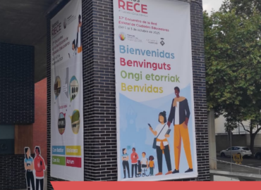Columna-mur de l'Atrium amb el Cartell de la 17a Trobada de la RECE a Viladecans. Banner amb el títol de la notícia